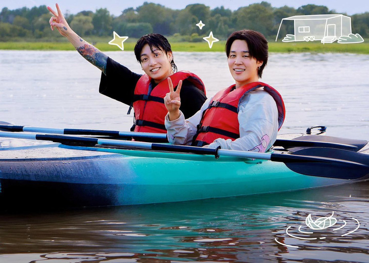Jimin và Jungkook cười rạng rỡ khi chèo thuyền trên một hồ nước ở Hoa Kỳ. Ảnh: BTS_official