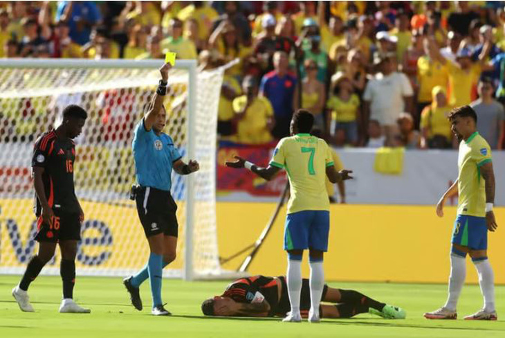 Vinicius  nhận thẻ vàng ở trận đấu với Colombia và sẽ bị treo giò ở tứ kết gặp Uruguay ngày 6-7 - Ảnh: Getty