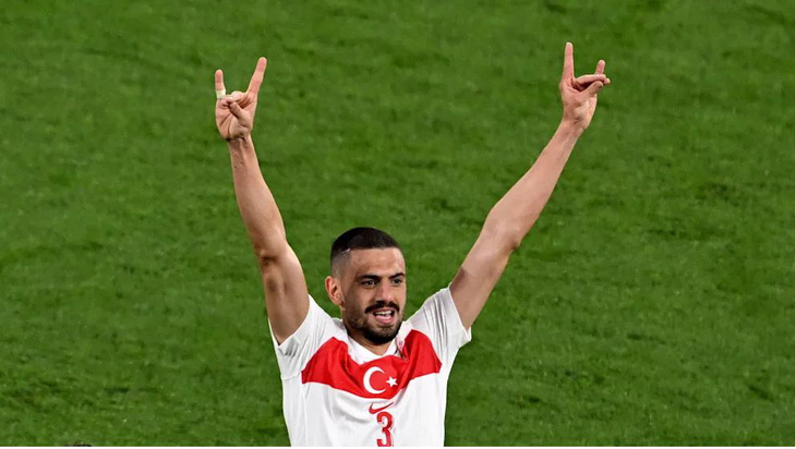 Hậu vệ Merih Demiral sẽ đối mặt với lệnh cấm từ UEFA sau khi có hành động ăn mừng kiểu "sói xám" - Ảnh: Bild