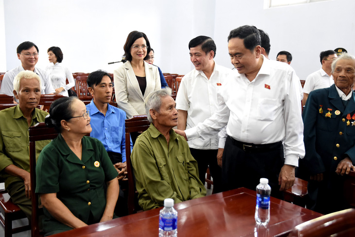 Chủ tịch Quốc hội Trần Thanh Mẫn thăm hỏi, động viên đại diện các gia đình chính sách, có công với cách mạng tại Bình Phước - Ảnh: A LỘC