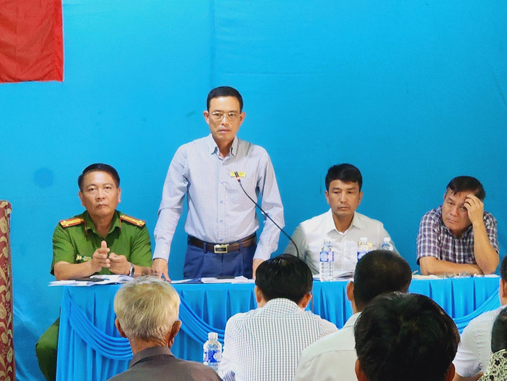 Chiều 3-7, ông Lê Văn Long - chủ tịch UBND huyện Krông Bông, Đắk Lắk (người đứng) - đối thoại với người dân, giáo viên, đề nghị tránh việc bị kích động gây mất an ninh trật tự, vi phạm pháp luật - Ảnh: V.ĐẠT
