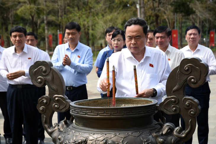 Chủ tịch Quốc hội cùng đoàn công tác thắp nhang ở đài tưởng niệm anh hùng liệt sĩ tại Khu di tích quốc gia đặc biệt Tà Thiết (huyện Lộc Ninh, Bình Phước) - Ảnh: A LỘC