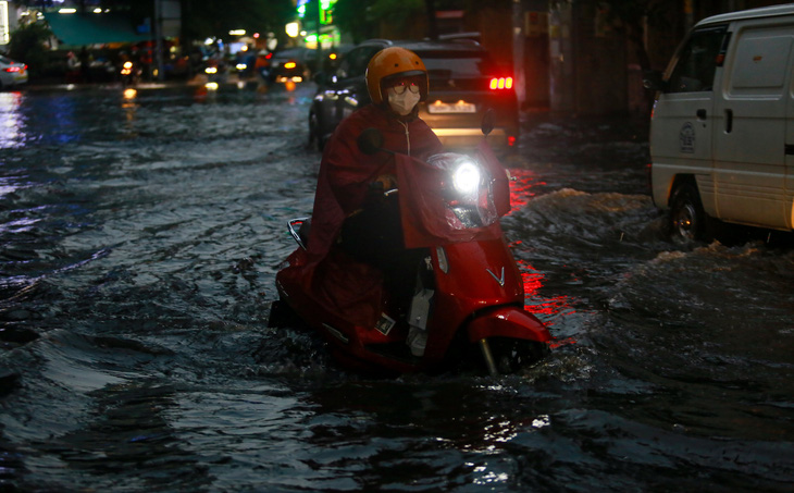 Đường Quốc Hương bị ngập cả đoạn dài khoảng 300m sau cơn mưa lớn - Ảnh: CHÂU TUẤN