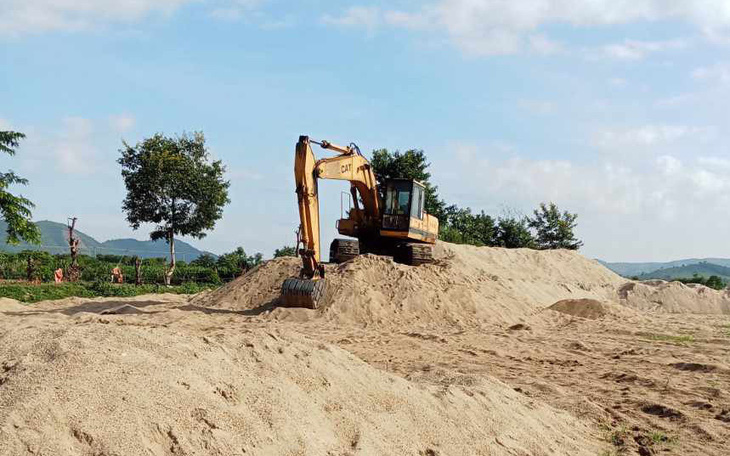 UBND huyện yêu cầu... giáo viên không tập trung đông người phản đối khai thác cát