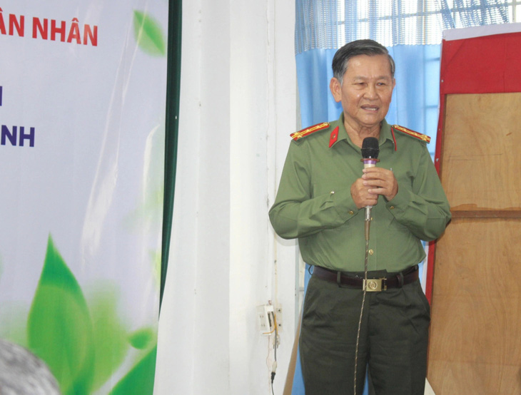 Đại tá Phan Văn Dũng, phó chủ tịch Hội Cựu Công an nhân dân TP.HCM, chia sẻ về chương trình từ thiện đầu tiên của hội - Ảnh: NGỌC NHI