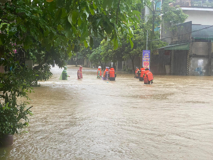 Lực lượng chức năng được triển khai đến các khu vực ngập sâu ở phường Trần Phú, thành phố Hà Giang để hỗ trợ người dân - Ảnh: H. GIANG