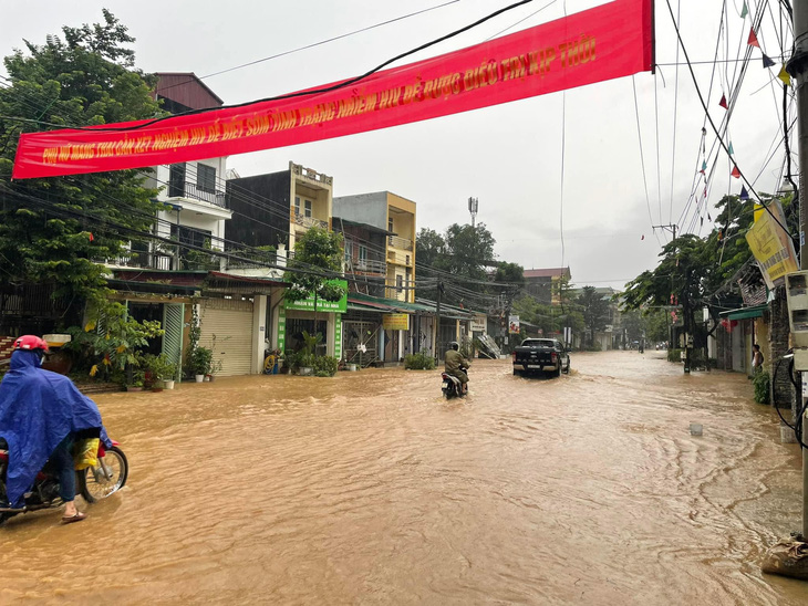Mưa lớn gây ngập úng đường ở thành phố Hà Giang - Ảnh: TRỌNG HẢI