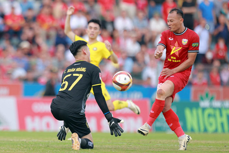 CLB Hồng Lĩnh Hà Tĩnh (áo đỏ) ở V-League 2023-2024 - Ảnh: VPF