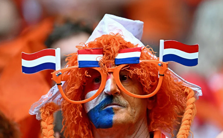 Một cổ động viên của đội tuyển Hà Lan gây ấn tượng với cặp kính quá khổ và bộ tóc giả nổi bật khi đội nhà tiến vào tứ kết - Ảnh: AFP