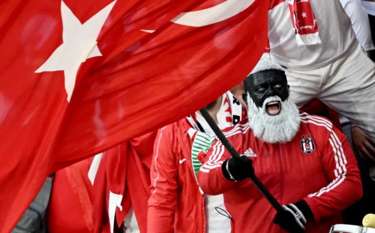 Người hâm mộ Thổ Nhĩ Kỳ góp phần tạo nên bầu không khí sôi động tại sân vận động Leipzig, Đức - Ảnh: AFP