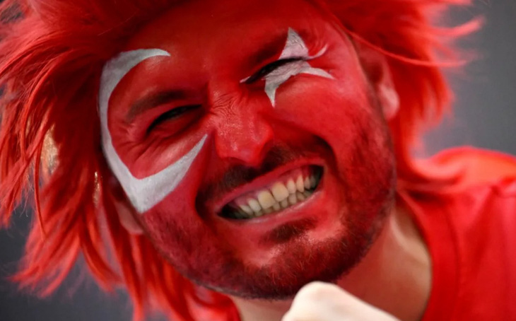 Niềm vui của một cổ động viên Thổ Nhĩ Kỳ sau chiến thắng của đội nhà - Ảnh: AFP