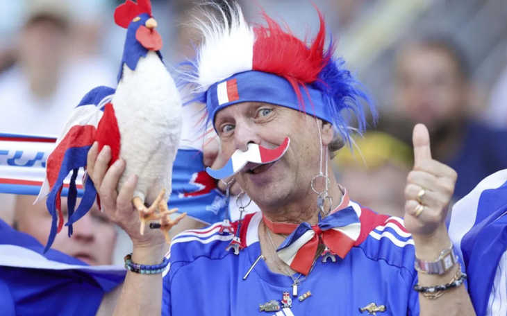 Người hâm mộ Pháp mang theo một chú gà trong trận đấu vòng bảng với Ba Lan. Nó giống như biệt danh của tuyển Pháp là những "chú gà trống Gô Loa" - Ảnh: AFP