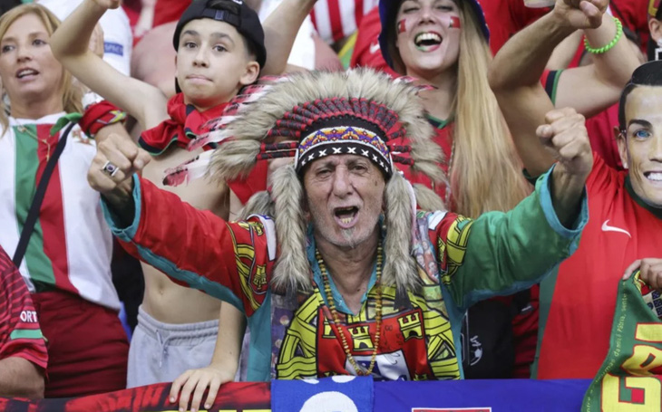 Một người hâm mộ của đội tuyển Bồ Đào Nha với bộ trang phục nổi bật - Ảnh: AFP