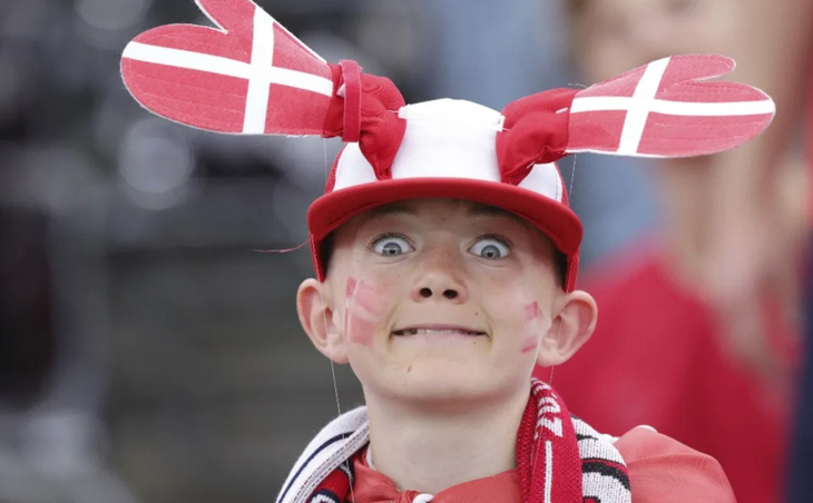 Một em bé có mặt để cổ vũ trận đấu giữa Anh với Đan Mạch tại thành phố Frankfurt, Đức - Ảnh: AFP