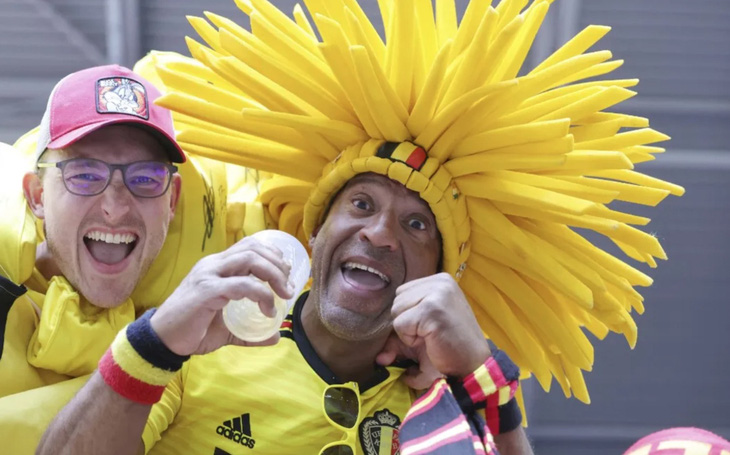 Hai cổ động viên của đội tuyển Bỉ với chiếc mũ đầy ấn tượng - Ảnh: AFP