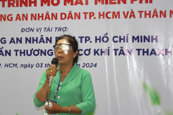 Bà Trương Thị Lan (68 tuổi, ngụ Long An) gửi lời cảm ơn chân thành đến nhà tài trợ, Hội Cựu Công an nhân dân TP.HCM và Hội Bảo trợ bệnh nhân nghèo TP.HCM - Ảnh: NGỌC NHI