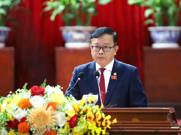 Ông Nguyễn Trung Nhân - chủ tịch Ủy ban Trung ương Mặt trận Tổ quốc Việt Nam TP Cần Thơ - phát biểu tại phiên họp - Ảnh: TRUNG PHẠM