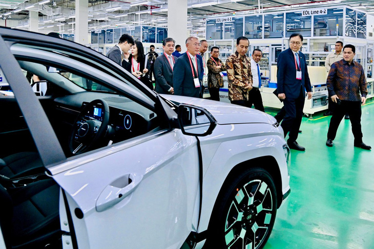 Tổng thống Indonesia Joko Widodo đi cùng Chủ tịch Tập đoàn Hyundai Motor Chung Eui Sun trong chuyến thị sát nhà máy sản xuất pin và xe điện tại Karawang, tỉnh Tây Java, Indonesia ngày 3-7 - Ảnh: AFP
