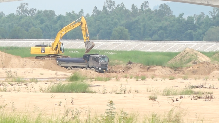 Trong ảnh là mỏ cát vật liệu xây dựng thông thường tại khu phố Định Thọ, thị trấn Phú Hòa (huyện Phú Hòa, tỉnh Phú Yên) phục vụ thi công tuyến cao tốc Bắc - Nam - Ảnh: LINH NGUYỄN