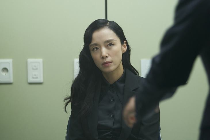 'Nữ hoàng cảnh nóng' Hàn Quốc tái xuất với vai diễn mới lạ trong Revolver- Ảnh 8.