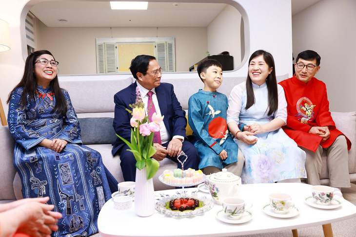 Thủ tướng Phạm Minh Chính và phu nhân trò chuyện cùng gia đình đa văn hoá Việt - Hàn chiều 3-7 - Ảnh: DƯƠNG GIANG 