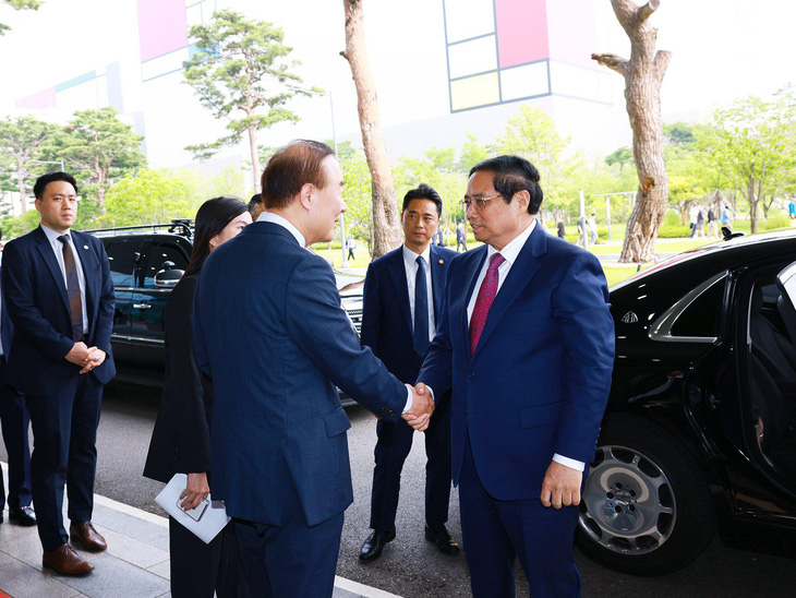 Lãnh đạo Samsung đón Thủ tướng Phạm Minh Chính tại tổ hợp bán dẫn của tập đoàn - Ảnh: DƯƠNG GIANG 