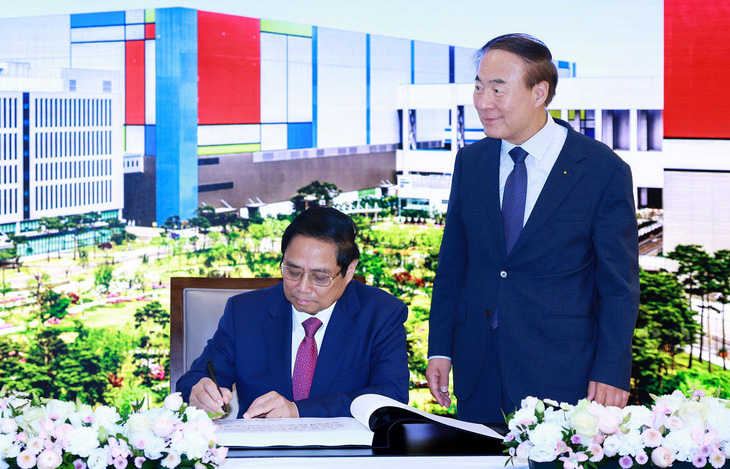 Thủ tướng Phạm Minh Chính ghi sổ lưu niệm tại tổ hợp bán dẫn Samsung - Ảnh: DƯƠNG GIANG 