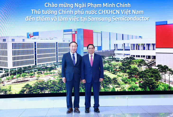 Thủ tướng Phạm Minh Chính thăm tổ hợp bán dẫn Samsung tại Pyeongtaek, tỉnh Gyeonggi (Hàn Quốc) - Ảnh: DƯƠNG GIANG 