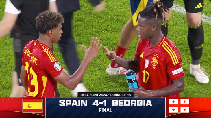 Hai sao trẻ tuyển Tây Ban Nha Lamine Yamal (trái) và Nico Williams chơi oẳn tù tì tại Euro 2024