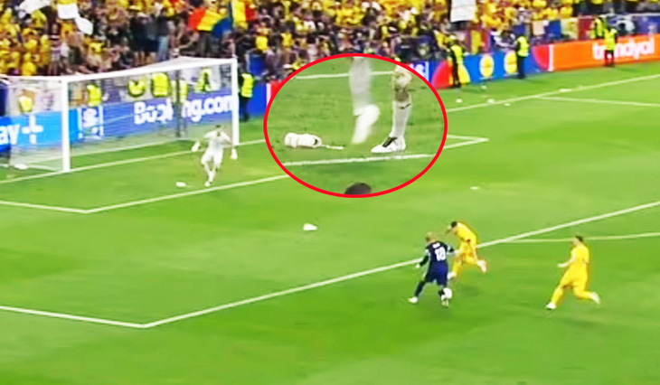 Thủ môn Florian Nita ‘đá giày’ trước khi nhận bàn thua thứ ba trước Hà Lan ở Euro 2024 
