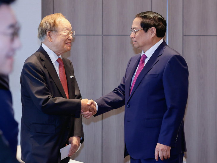 Thủ tướng Phạm Minh Chính tiếp ông Sohn Kyung Sik - chủ tịch Tập đoàn CJ - Ảnh: NHẬT BẮC