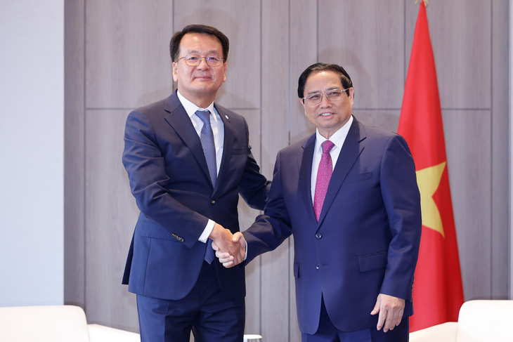Thủ tướng Phạm Minh Chính tiếp ông Hyoung Ki Kim - phó chủ tịch tập đoàn kiêm tổng giiám đốc Celltrion - Ảnh: NHẬT BẮC