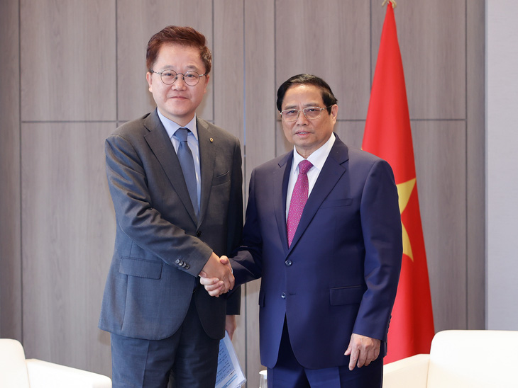 Thủ tướng Phạm Minh Chính tiếp ông Kang Seoghoon, chủ tịch kiêm giám đốc điều hành Ngân hàng Phát triển Hàn Quốc - Ảnh: NHẬT BẮC