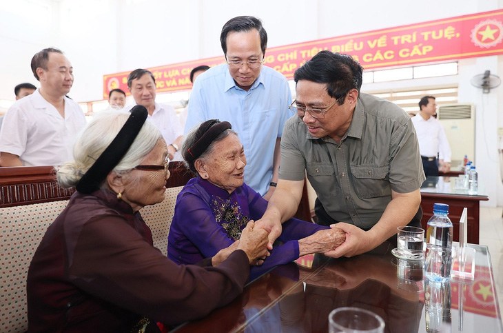 Thủ tướng Phạm Minh Chính thăm hỏi, tặng quà các Bà mẹ Việt Nam anh hùng tại Trung tâm điều dưỡng người có công Ninh Bình năm 2023 - Ảnh: TỐNG GIÁP