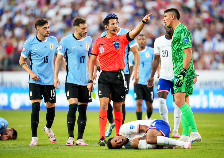 Trọng tài Mathías Olivera bị chỉ trích dữ dội sau khi tuyển Mỹ bị loại ở Copa America 2024 - Ảnh: Reuters