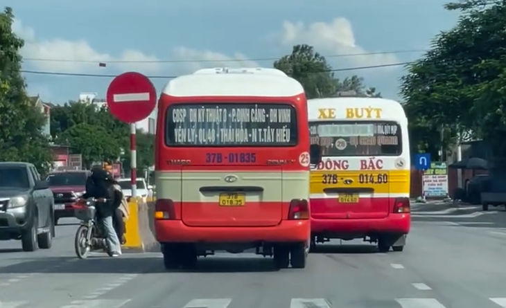 Hai xe buýt rượt đuổi, chèn ép nhau trên quốc lộ 1 qua thị trấn Diễn Châu, huyện Diễn Châu, Nghệ An - Ảnh: Bạn đọc cung cấp