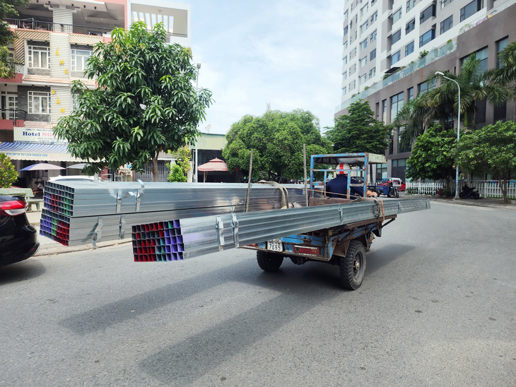 Xe ba gác chở những sắt dài ngoằng chạy trên đường số 1, phường Linh Tây, TP Thủ Đức - Ảnh: MINH HÒA