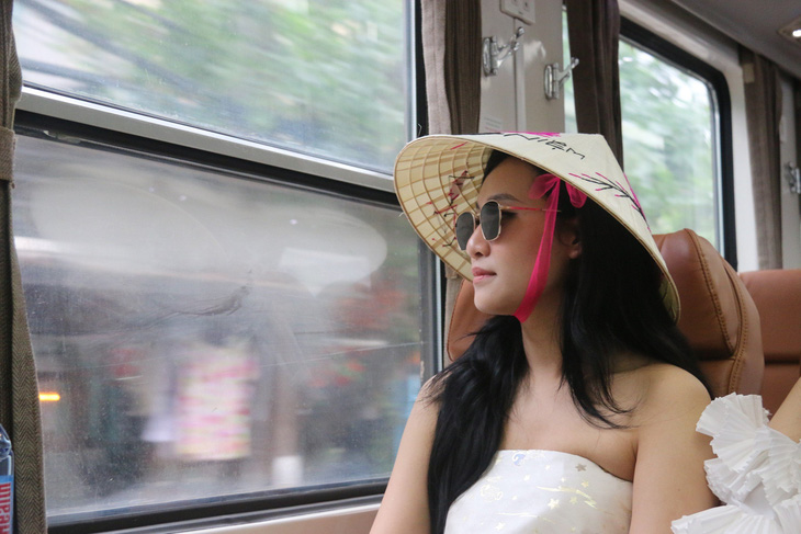 Du khách trải nghiệm tour tàu lửa du lịch nối Huế vào Đà Nẵng - Ảnh: NHẬT LINH