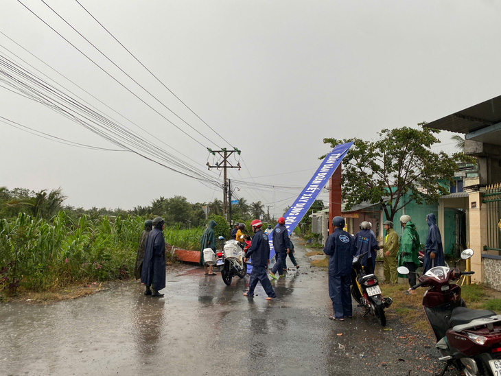 Cơn lốc xoáy đã làm sập cổng chào trên đường ở huyện Gò Công Tây, tỉnh Tiền Giang, khiến giao thông qua đây gặp nhiều khó khăn - Ảnh: A.X.