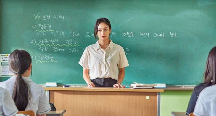Jeon So Min vào vai cô giáo trong phim Tuổi thanh xuân - Ảnh: ĐPCC