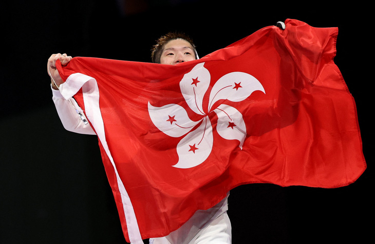 Tấm huy chương vàng thứ 2 lịch sử của Hong Kong tại Olympic Paris 2024 - Ảnh: REUTERS