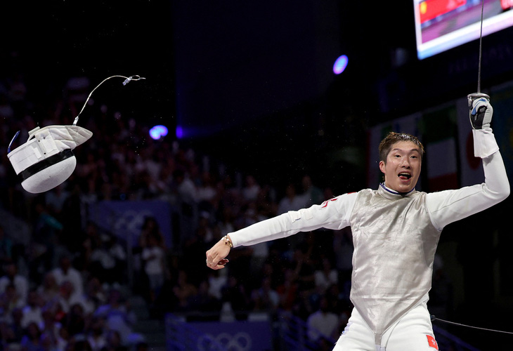 Cheung Ka-long thể hiện niềm vui sướng tột độ khi giành chiến thắng - Ảnh: REUTERS