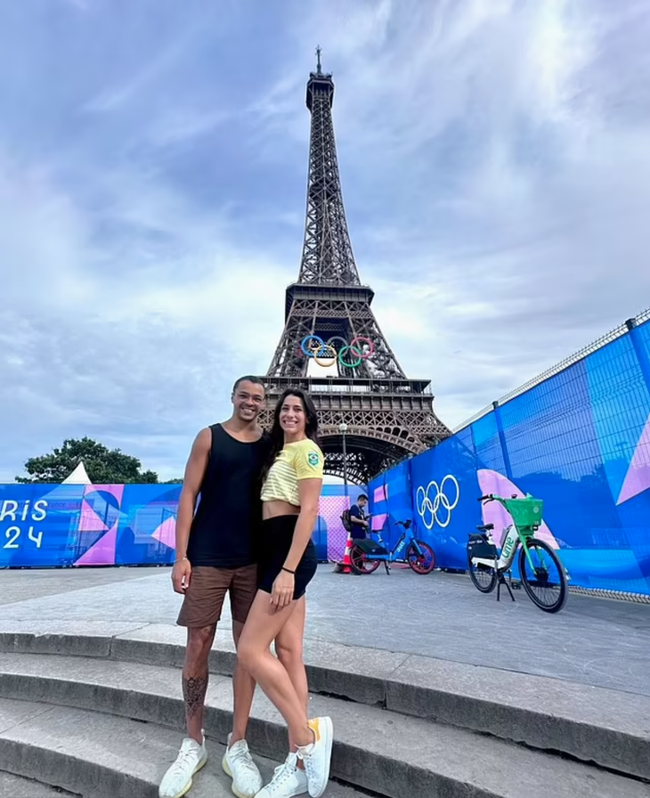 Ana Carolina chụp hình cùng bạn trai trước tháp Eiffel tại Olympic 2024