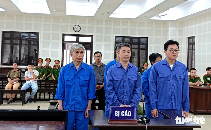 Các bị cáo tại phiên tòa - Ảnh: ĐOÀN CƯỜNG