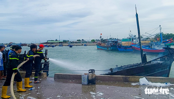 Lực lượng cảnh sát phòng cháy chữa cháy và cứu nạn cứu hộ Công an tỉnh Ninh Thuận nỗ lực dập tắt đám cháy - Ảnh: DUY NGỌC