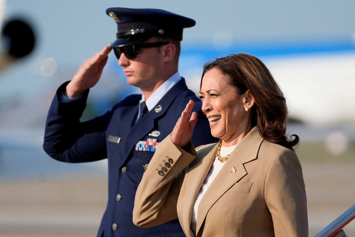 Phó tổng thống Kamala Harris chào kiểu nhà binh khi đến sân bay Andrews (Mỹ) ngày 27-7 - Ảnh: REUTERS