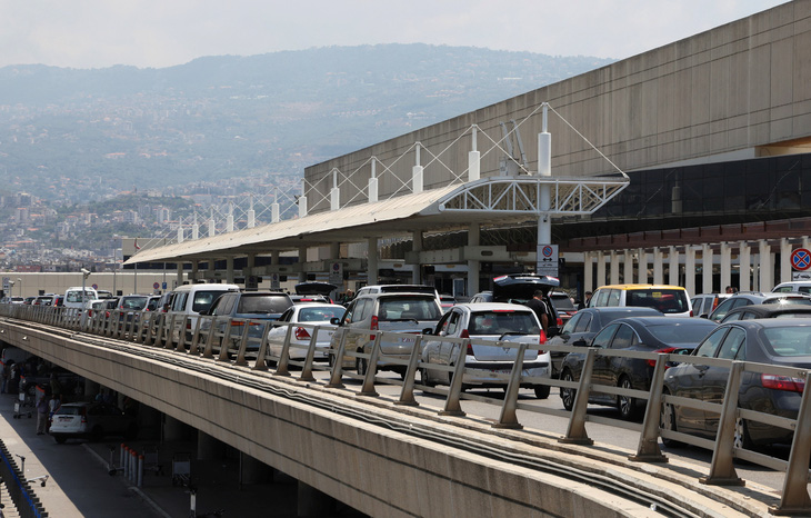 Hàng dài ô tô tại sân bay quốc tế Beirut-Rafic Hariri của Lebanon ngày 30-7 - Ảnh: REUTERS