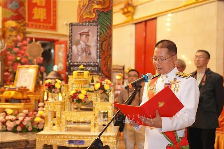 Vụ trưởng Vụ Tôn giáo, Bộ Văn hóa Thái Lan, ông Theetat Phimpha đọc quyết định sắc phong của Nhà vua đối với 9 vị chư tôn đức giáo phẩm là trụ trì các chùa Việt tại Thái Lan - Ảnh: TTXVN