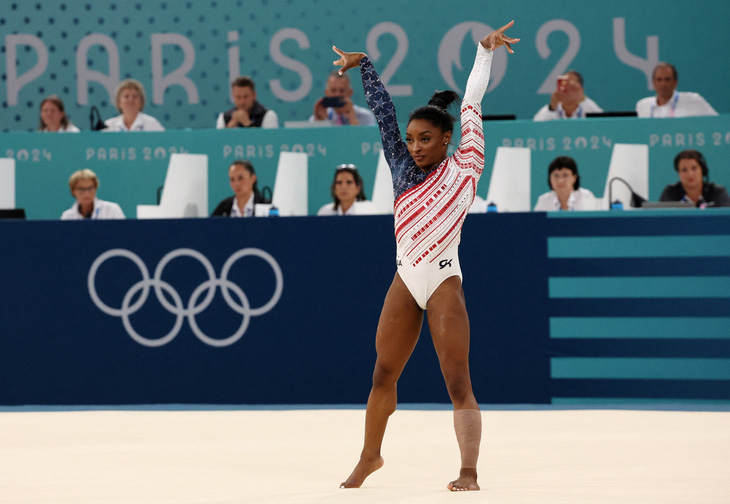 Simone Biles (Mỹ) có phần thi xuất sắc để góp phần giúp tuyển Mỹ giành HCV - Ảnh: REUTERS