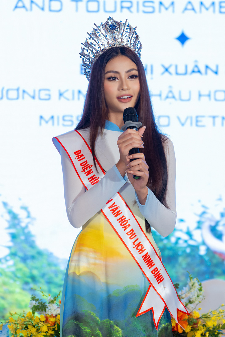 Người đẹp Miss Cosmo 2024 diễn thời trang ở quần thể di sản thế giới Tràng An